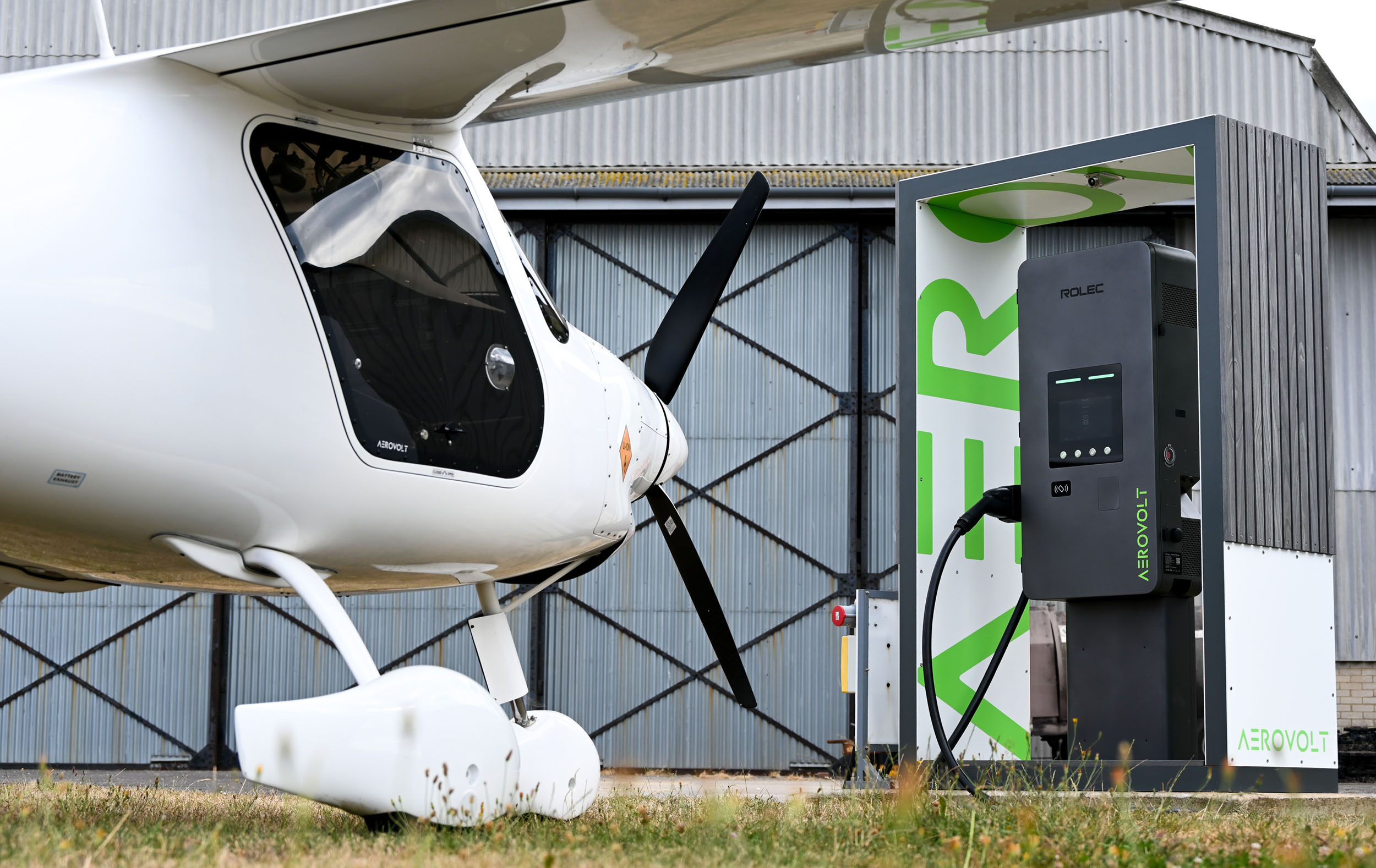 Aerovolt charger beside an aircraft at Brighton City Airport